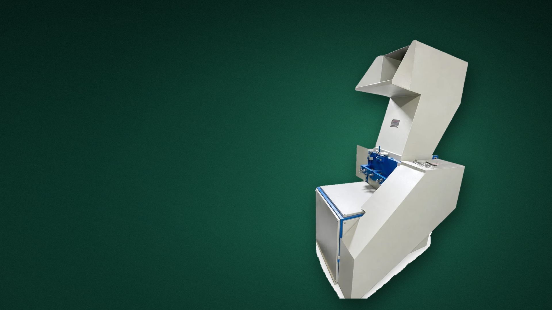 Plastic size reduction machine with cutting chamber